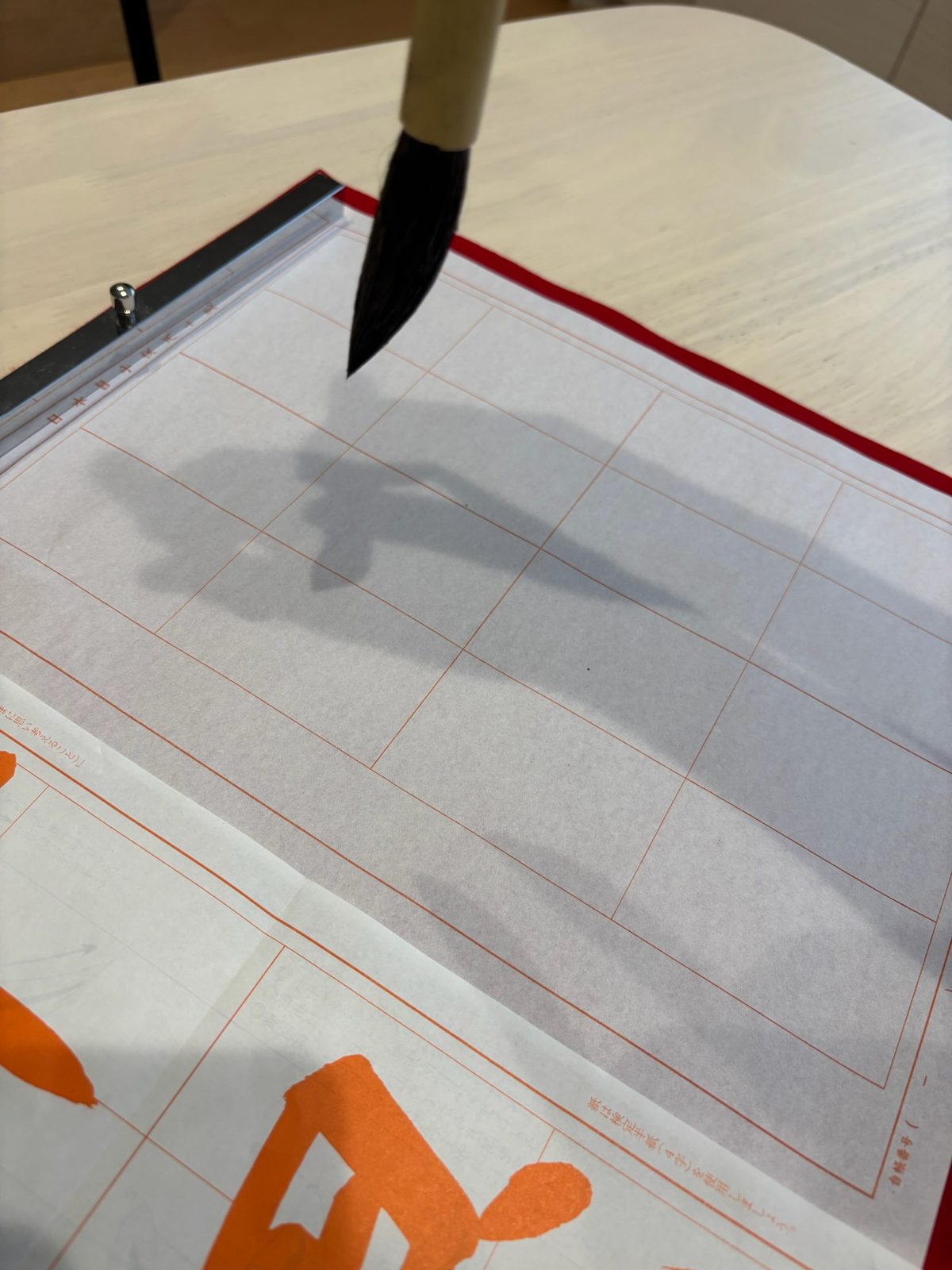 筆で書に向かう様子